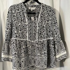 5/$20 ❤️𝙑𝙙𝙖𝙮 𝙘𝙡𝙤𝙨𝙚𝙩 𝙨𝙖𝙡𝙚 Black & White Fever pheasant bell sleeve blouse